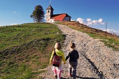 kindergarden group walk to Sv. Ana